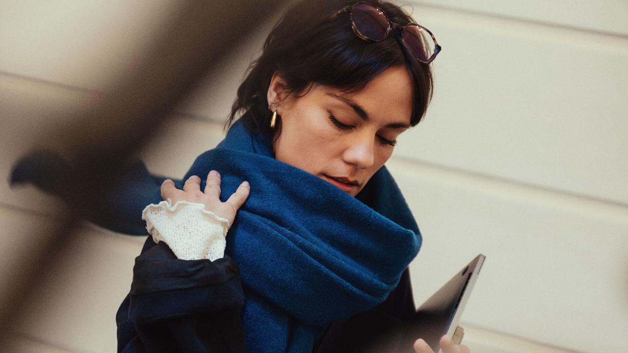 photo d&#039;une femme, portant une &eacute;charpe bleu marine (the solo stole) en pleine ville